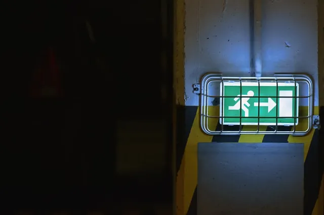 Notausgangschild in eiener dunklen Garage